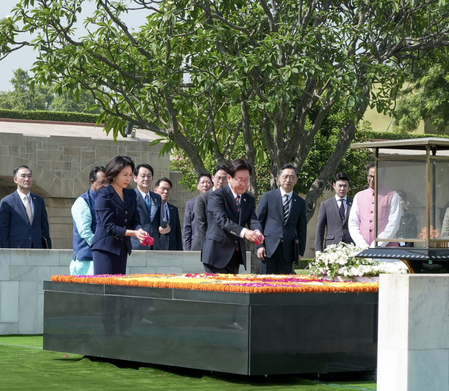 South Korean President Lee pays homage to Mahatma Gandhi at Raj Ghat