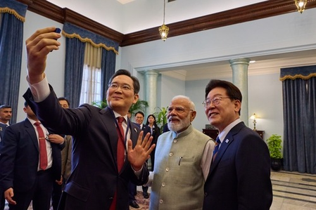 Samsung chief clicks selfie with PM Modi, S. Korean President at Noida facility
