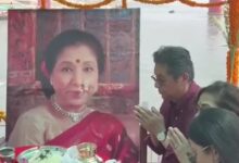 Zanai Bhosle fulfills Asha Bhosle’s last wish, immerses her ashes in the Ganga at Varanasi