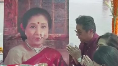 Zanai Bhosle fulfills Asha Bhosle’s last wish, immerses her ashes in the Ganga at Varanasi