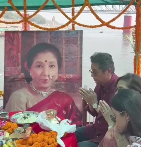 Zanai Bhosle fulfills Asha Bhosle’s last wish, immerses her ashes in the Ganga at Varanasi