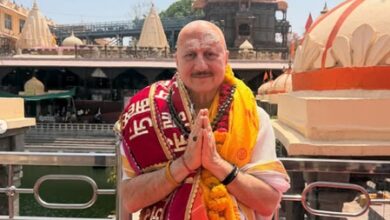 Anupam Kher offers prayers at Mahakaleshwar Temple, attends aarti