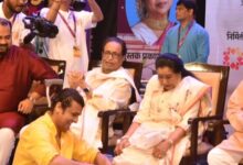 Sonu Nigam recalls massaging Asha Bhosle’s painful heel spur during US tour in 1996