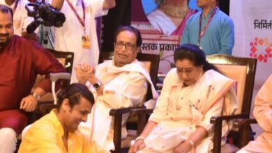 Sonu Nigam recalls massaging Asha Bhosle’s painful heel spur during US tour in 1996