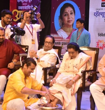 Sonu Nigam recalls massaging Asha Bhosle’s painful heel spur during US tour in 1996