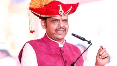 Maha: CM Fadnavis denies midnight meet with Uddhav Thackeray​