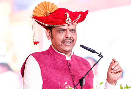 Maha: CM Fadnavis denies midnight meet with Uddhav Thackeray​