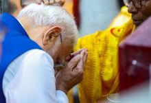 PM Modi offers prayers at Thanthania Kali temple during Kolkata roadshow