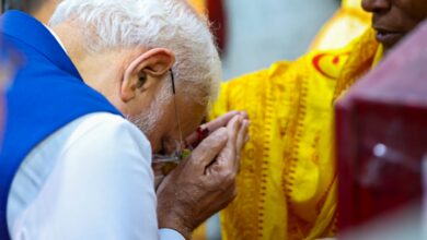 PM Modi offers prayers at Thanthania Kali temple during Kolkata roadshow