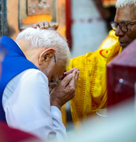 PM Modi offers prayers at Thanthania Kali temple during Kolkata roadshow