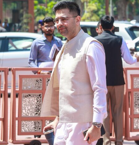 AAP workers protest outside Raghav Chadha’s Mumbai residence; case filed against 8