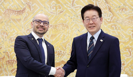 S. Korea’s President Lee, Google DeepMind CEO discuss responsible use of AI