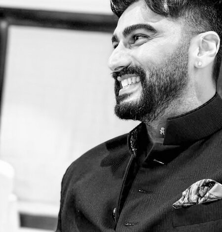 Arjun Kapoor flaunts a candid pic captured by ‘Hamza’ Ranveer Singh