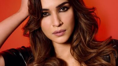 Kriti Sanon shakes leg with ‘Wow munda’ in her vanity van