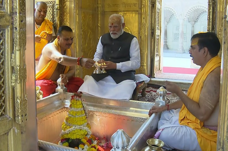 PM Modi offers prayers at Shri Kashi Vishwanath Temple