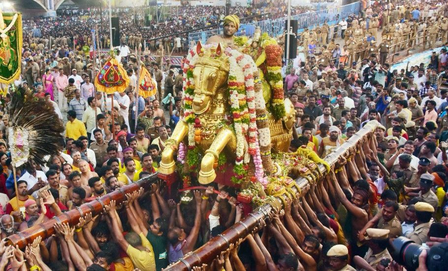Chithirai festival in TN’s Madurai, massive crowds gather for Kallazhagar’s Vaigai entry