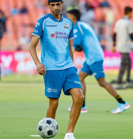 Ashish Nehra is like a football coach, never sits still: Harbhajan