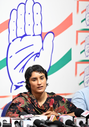 Vinesh Phogat clears intention to fight despite show-cause notice from WFI Vinesh Phogat clears intention to fight despite show-cause notice from WFI