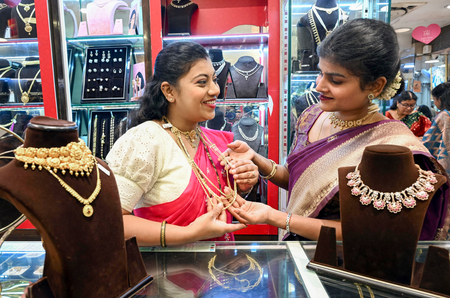 Gold and silver surge up to 1 pc amid geopolitical uncertainty