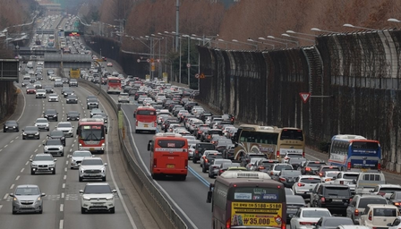 South Korea: Highways congested on first day of extended holiday
