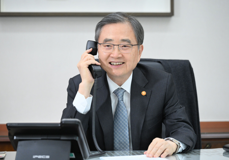 South Korean Foreign Minister Urges Iran for safe navigation in Strait of Hormuz