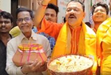 Bengal: BJP workers celebrate lead with ‘jhalmuri’ and ‘kamala bhog’