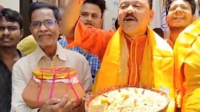 Bengal: BJP workers celebrate lead with ‘jhalmuri’ and ‘kamala bhog’