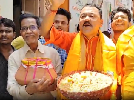 Bengal: BJP workers celebrate lead with ‘jhalmuri’ and ‘kamala bhog’
