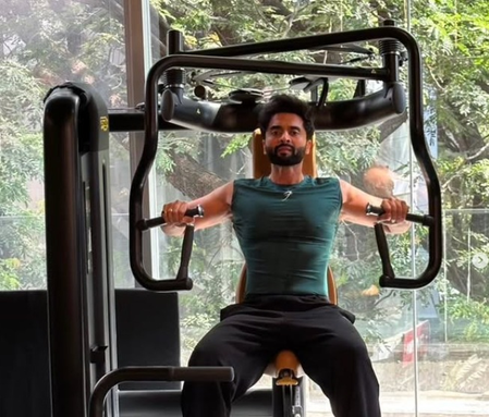 Jackky Bhagnani flaunts strong body as he showcases his mid-week pump