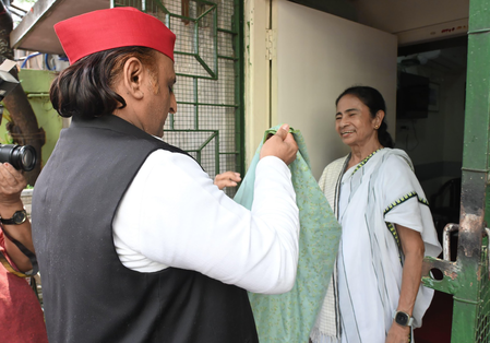 Akhilesh meets Mamata in Kolkata; attacks BJP, urges Oppn unity to ‘save’ democracy