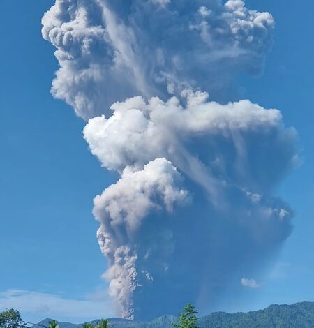 Indonesia: Search and rescue teams still looking for missing climbers at Mount Dukono