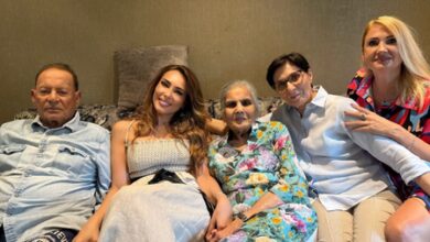 Iulia Vantur shares pictures with Salman Khan’s parents: Lucky to be blessed with their love