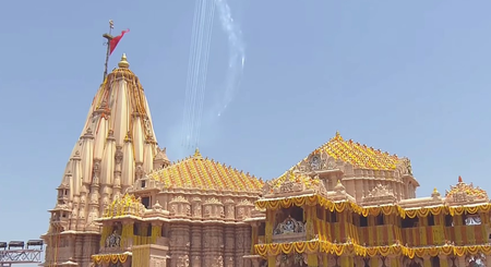 IAF Suryakiran aerobatics, green smoke trails; Chetak’s flower shower mark Somnath Amrut Mahotsav
