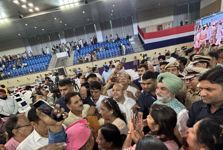 Delhi L-G Sandhu leads police event to return 12,600 stolen phones to owners