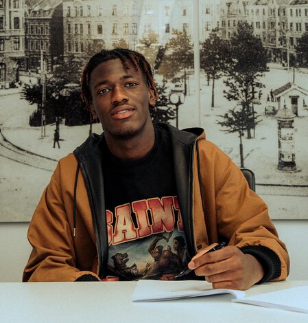 Football: Dortmund sign defender Gadou from Salzburg