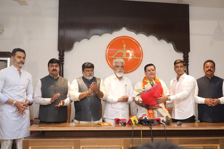 Maha: Former MP Anand Paranjpe rejoins Shiv Sena after 14 years​