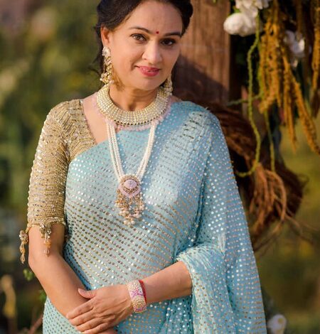 Padmini Kolhapure fondly recalls Dev Anand making her sit on lap when she was seven, was introduced by Asha Bhosle