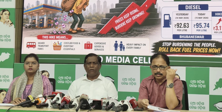 Odisha: BJD targets BJP govt over long queues at petrol pumps Odisha: BJD targets BJP govt over long queues at petrol pumps