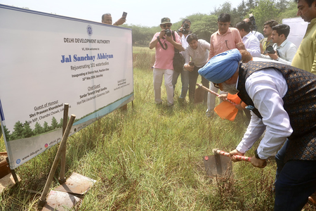 Delhi L-G launches DDA campaign to revive 101 water bodies Delhi L-G launches DDA campaign to revive 101 water bodies