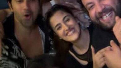 Varun Dhawan reunites with his ‘Dilwale’ co-star Kriti Sanon for a fun evening of music & friends Varun Dhawan reunites with his ‘Dilwale’ co-star Kriti Sanon for a fun evening of music & friends