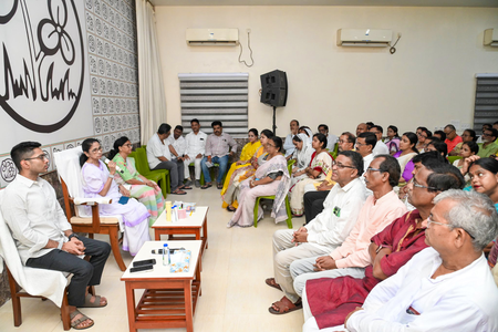 After notices to Abhishek Banerjee’s properties, Mamata Banerjee calls meet with KMC councillors
