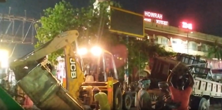 Bulldozer drive clears illegal encroachments outside Howrah railway station Bulldozer drive clears illegal encroachments outside Howrah railway station