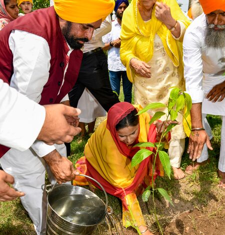 Punjab CM Mann visits Patna Sahib, targets BJP over poaching of MPs