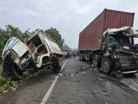 Container truck rams wedding party vehicle on Mumbai-Ahmedabad highway, 12 killed Container truck rams wedding party vehicle on Mumbai-Ahmedabad highway, 12 killed