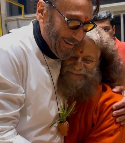 Jackie Shroff touches the feet of Swami Chidanand Saraswati
