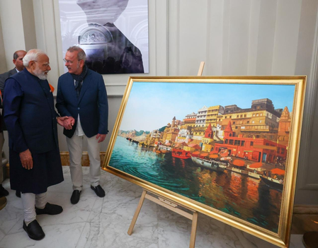 Italian artist Giampaolo Tomassetti presents PM Modi with a painting on Varanasi Italian artist Giampaolo Tomassetti presents PM Modi with a painting on Varanasi