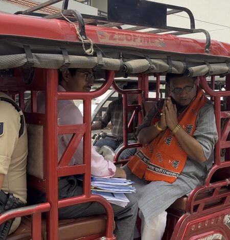 Bihar Minister Shailendra uses e‑rickshaw to office, backs PM’s fuel conservation appeal