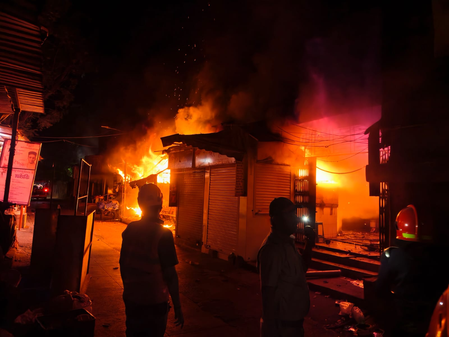 Massive fire breaks out in Thane market; firefighter, security guard killed Massive fire breaks out in Thane market; firefighter, security guard killed