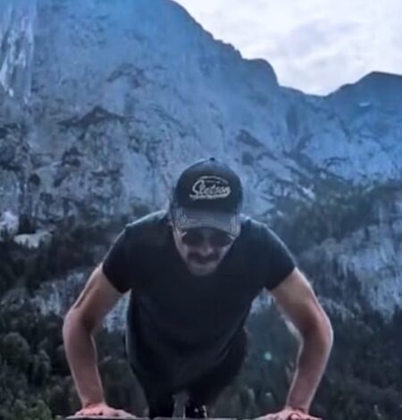 Anil Kapoor gives a glimpse of his intense push up session, says ‘this is how I vacation’ Anil Kapoor gives a glimpse of his intense push up session, says ‘this is how I vacation’