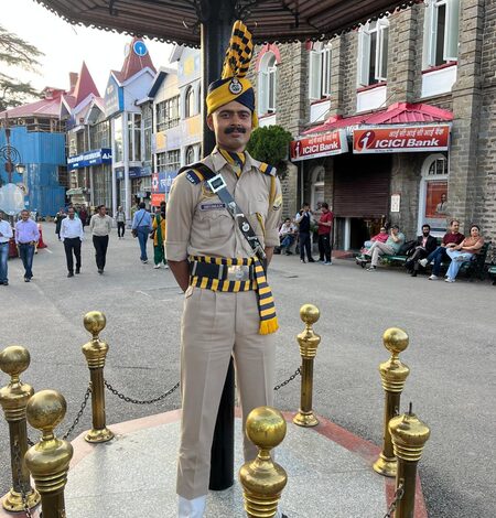 Shimla’s ceremonial police force keeps pedestrian flow in check on the Mall Shimla’s ceremonial police force keeps pedestrian flow in check on the Mall